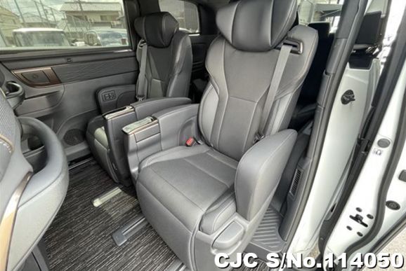 Toyota Alphard in Pearl for Sale Image 15