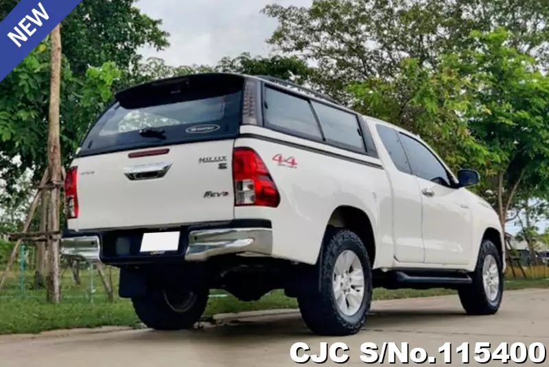 Toyota Hilux in White for Sale Image 2