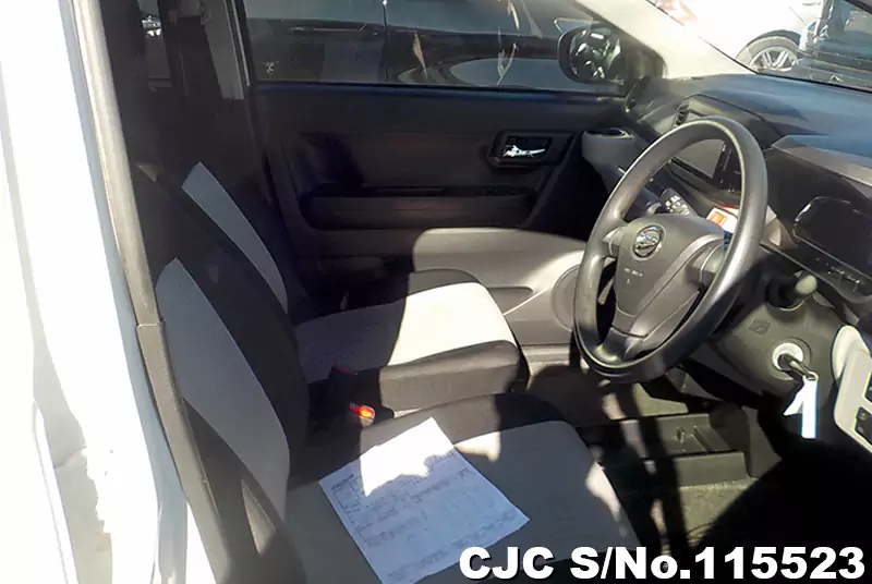 Daihatsu Mira E:S in Pearl White for Sale Image 8