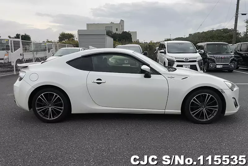 Toyota 86 in Pearl for Sale Image 6
