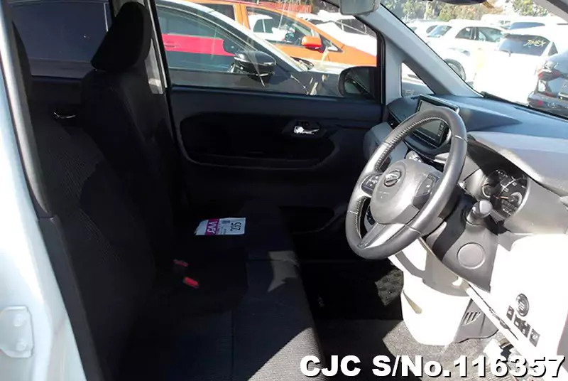 Daihatsu Move in White for Sale Image 8