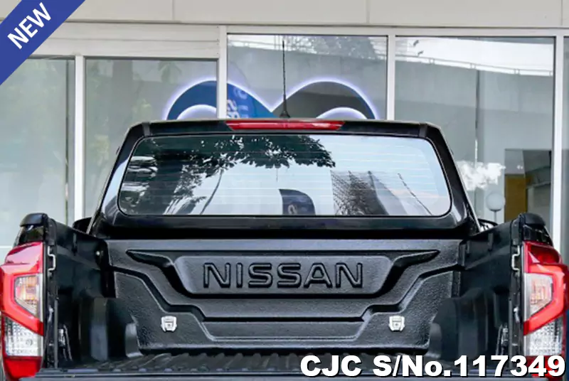Nissan Navara in Black for Sale Image 4