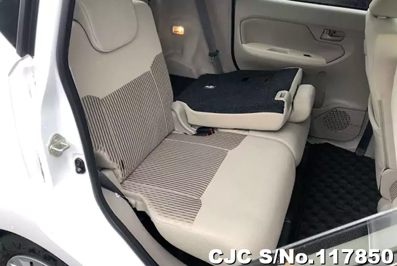 Daihatsu Move in White for Sale Image 8