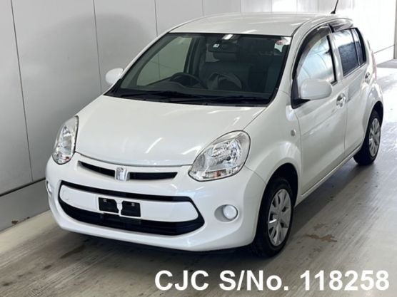 Toyota Passo in Pearl White for Sale Image 0