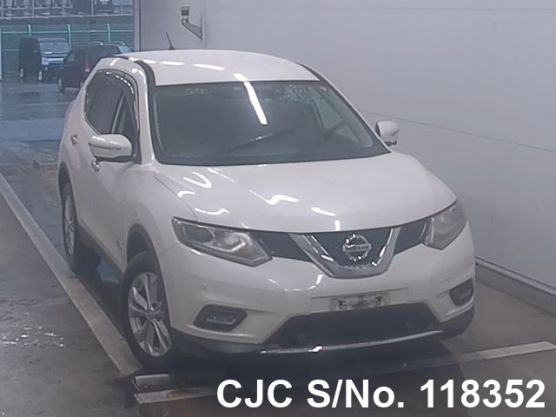 Nissan X-Trail in White for Sale Image 0