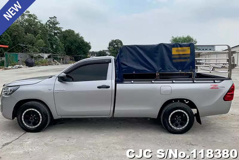 Toyota Hilux in Gray for Sale Image 5