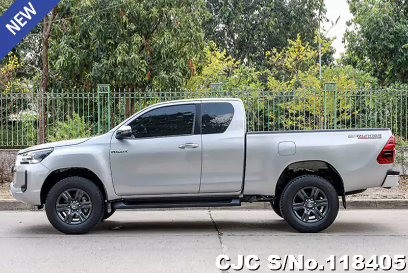 Toyota Hilux in Gray for Sale Image 7