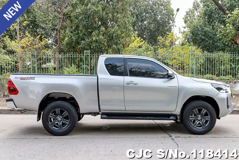 Toyota Hilux in White for Sale Image 6