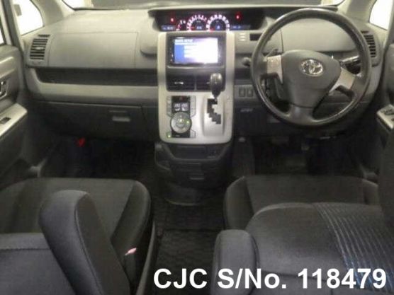Toyota Voxy in White for Sale Image 4