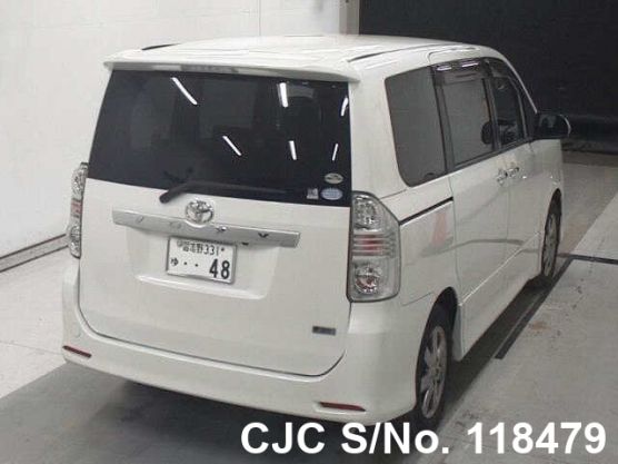 Toyota Voxy in White for Sale Image 2