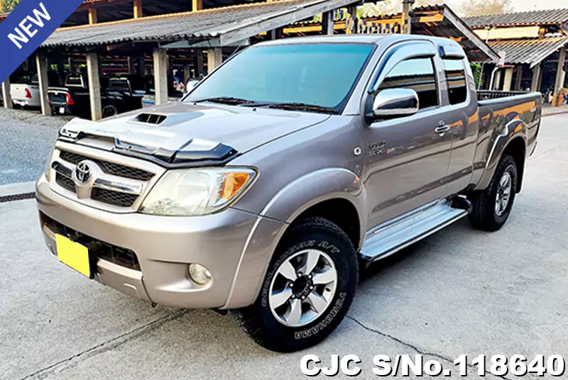 Toyota Hilux in Golden for Sale Image 1