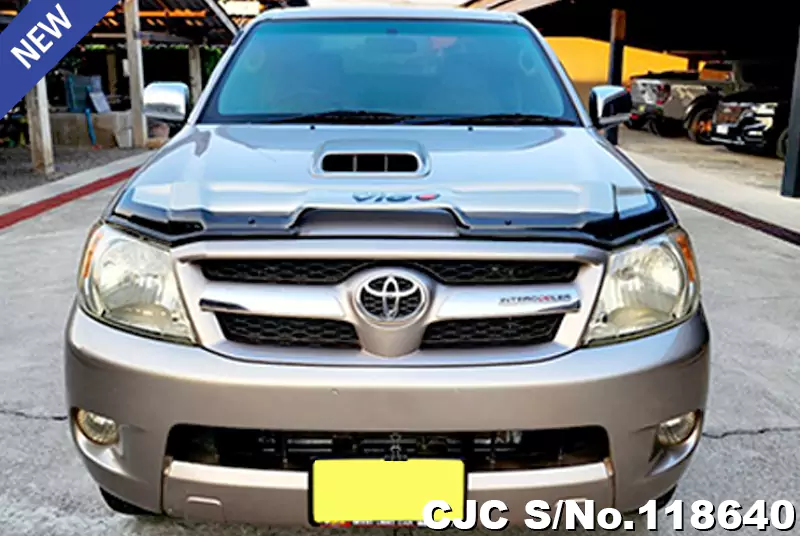 Toyota Hilux in Golden for Sale Image 2