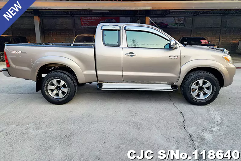Toyota Hilux in Golden for Sale Image 4