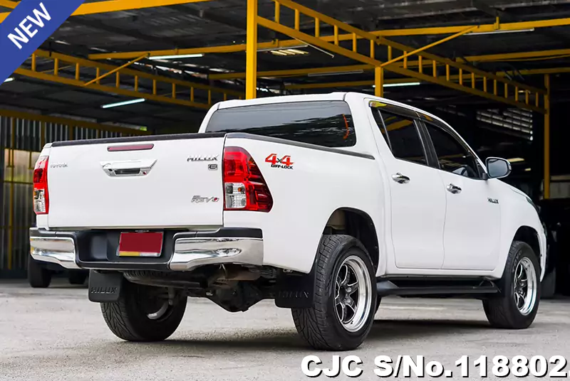 Toyota Hilux in White for Sale Image 2