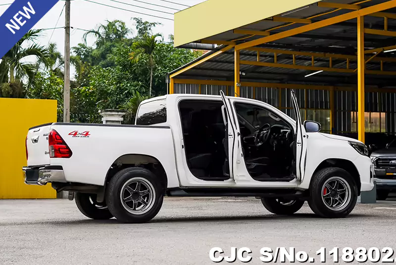 Toyota Hilux in White for Sale Image 8