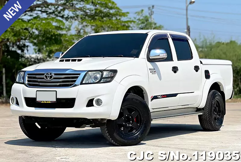 Toyota Hilux in White for Sale Image 3