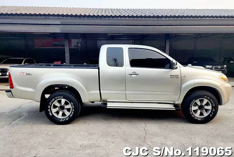 Toyota Hilux in Beige for Sale Image 4