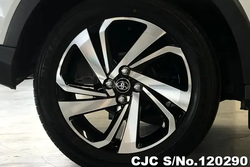 Toyota Raize in White for Sale Image 18