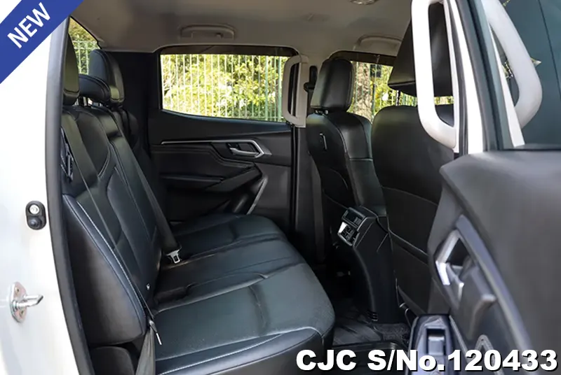 Isuzu D-Max in White for Sale Image 12