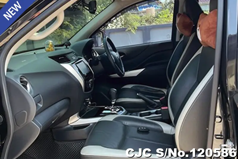 Nissan Navara in Black for Sale Image 9
