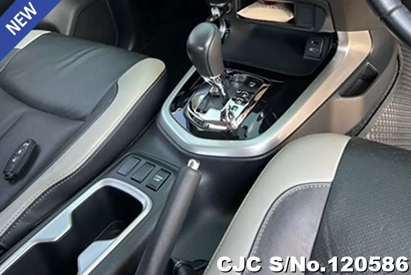 Nissan Navara in Black for Sale Image 13