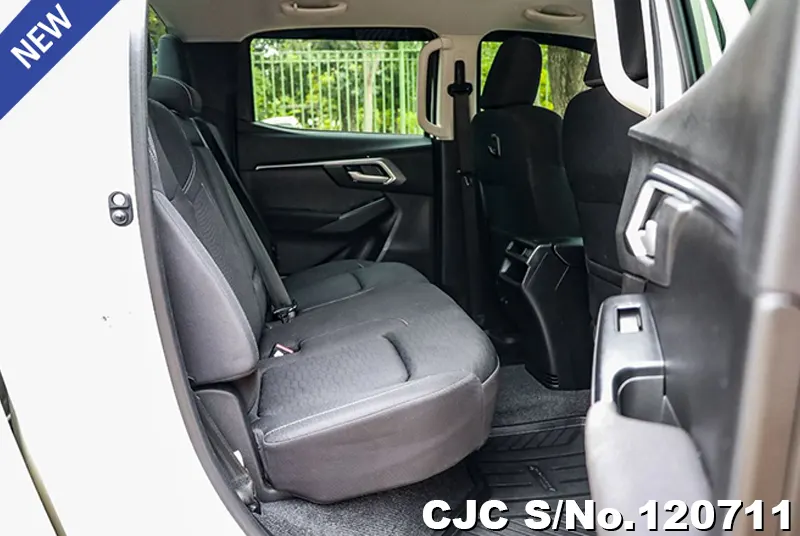 Isuzu D-Max in White for Sale Image 12