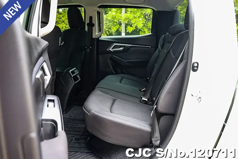Isuzu D-Max in White for Sale Image 13