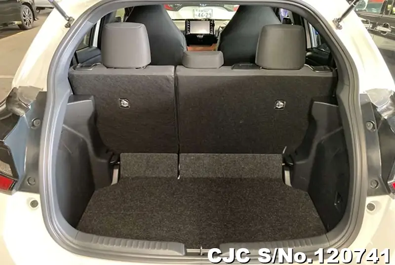 Toyota Yaris in White for Sale Image 4