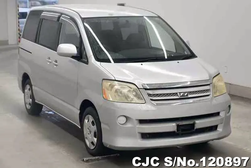 Toyota / Noah 2004