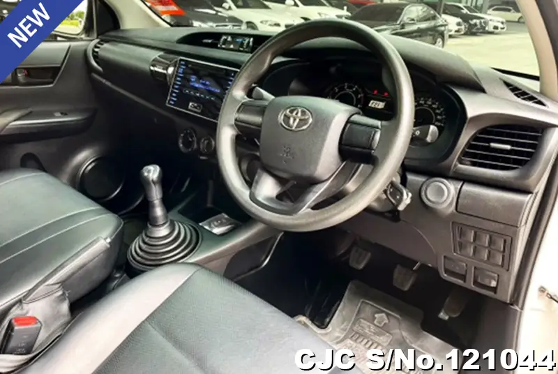 Toyota Hilux in White for Sale Image 8