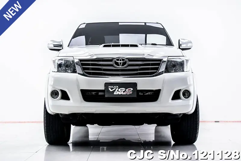 Toyota Hilux in White for Sale Image 2