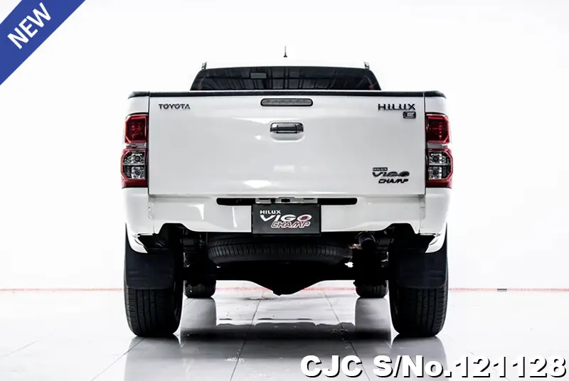 Toyota Hilux in White for Sale Image 3