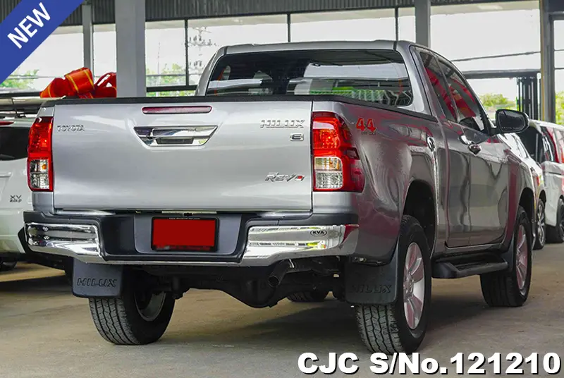 Toyota Hilux in Gray for Sale Image 2