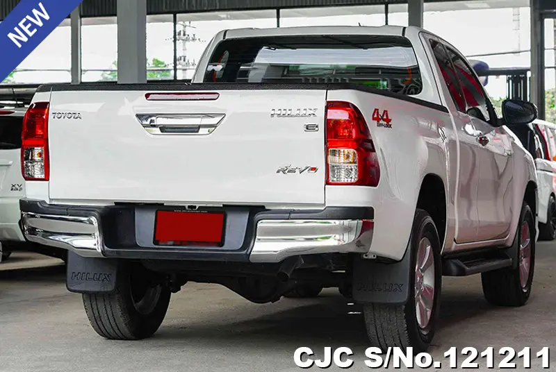Toyota Hilux in White for Sale Image 2