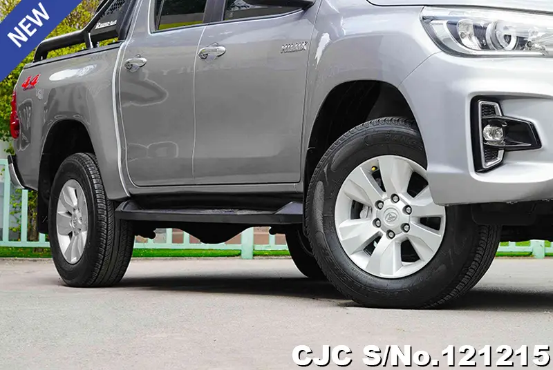 Toyota Hilux in Gray for Sale Image 12