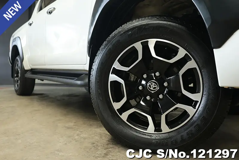 Toyota Hilux in White for Sale Image 13