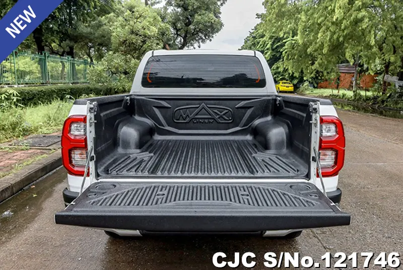 Toyota Hilux in White for Sale Image 8