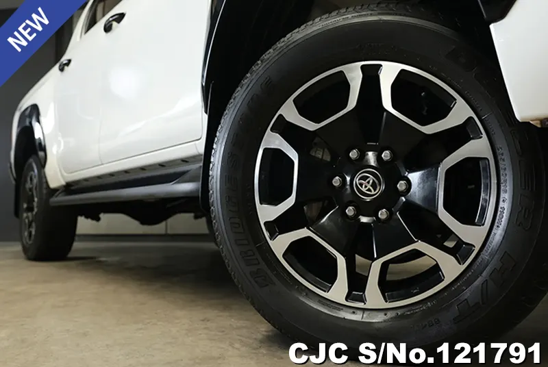 Toyota Hilux in White for Sale Image 13
