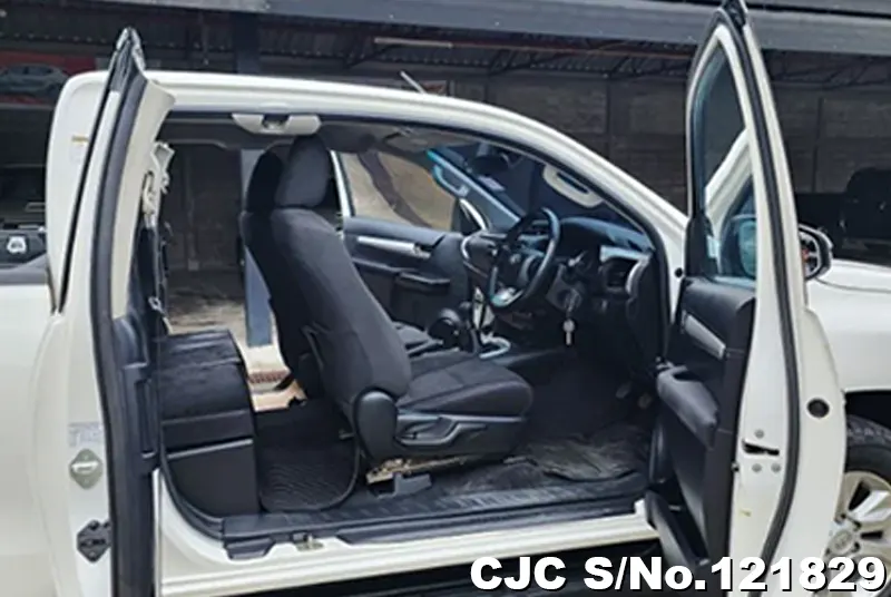 Toyota Hilux in White for Sale Image 10