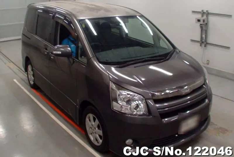 Toyota / Noah 2009