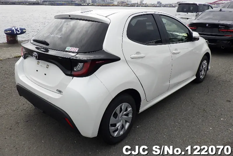 Toyota Yaris in Pearl White for Sale Image 2