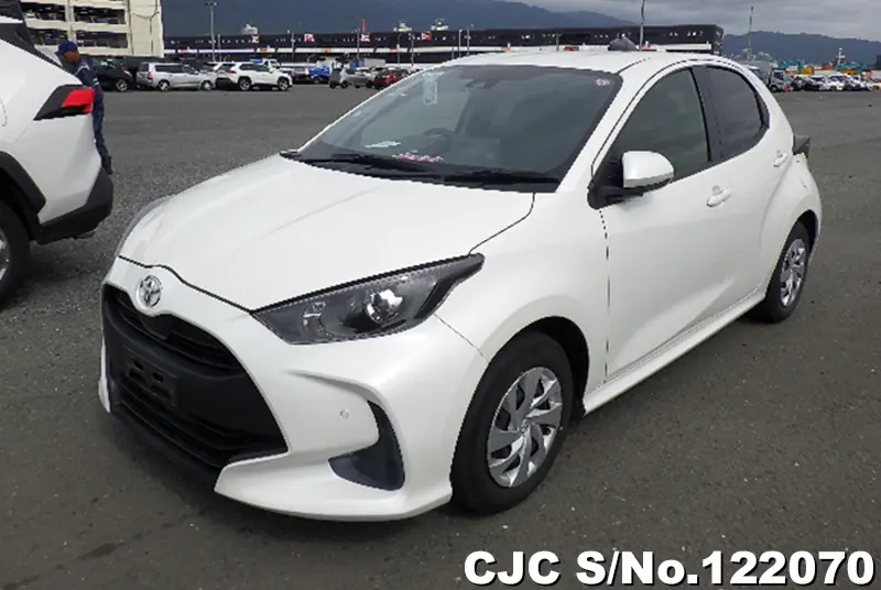 Toyota Yaris in Pearl White for Sale Image 3