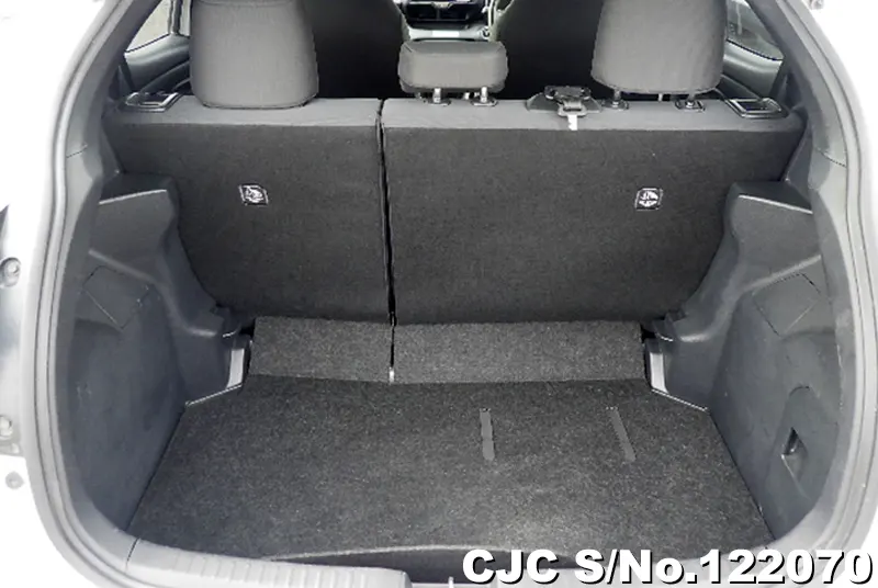 Toyota Yaris in Pearl White for Sale Image 4