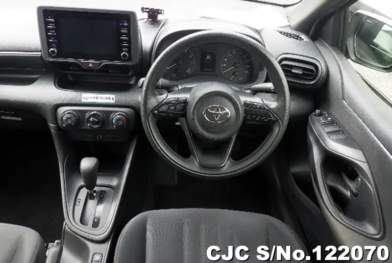 Toyota Yaris in Pearl White for Sale Image 5
