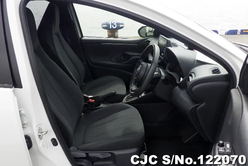 Toyota Yaris in Pearl White for Sale Image 6