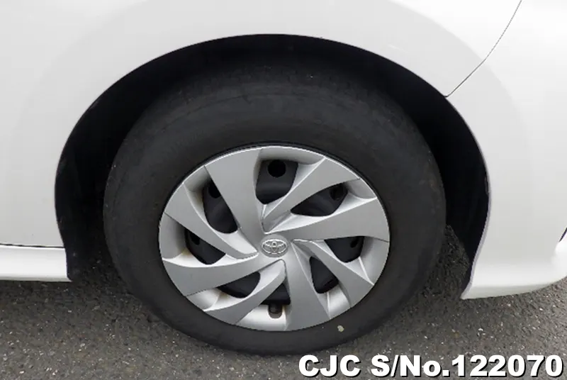 Toyota Yaris in Pearl White for Sale Image 8