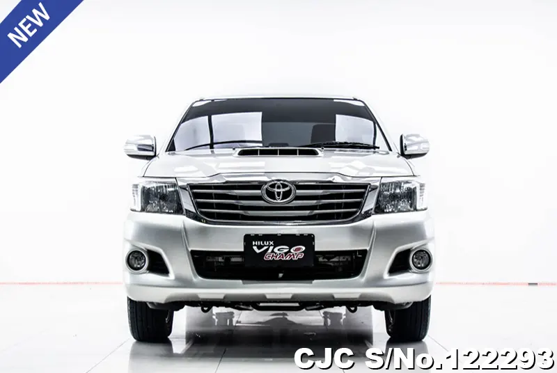 Toyota Hilux in Gray for Sale Image 3