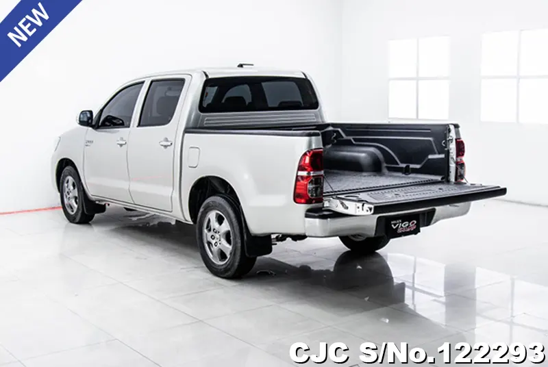 Toyota Hilux in Gray for Sale Image 5