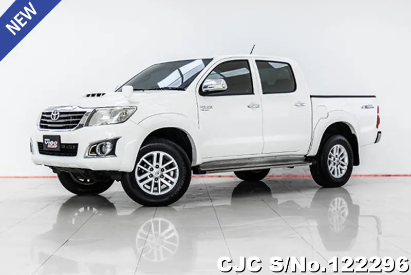 Toyota Hilux in White for Sale Image 2