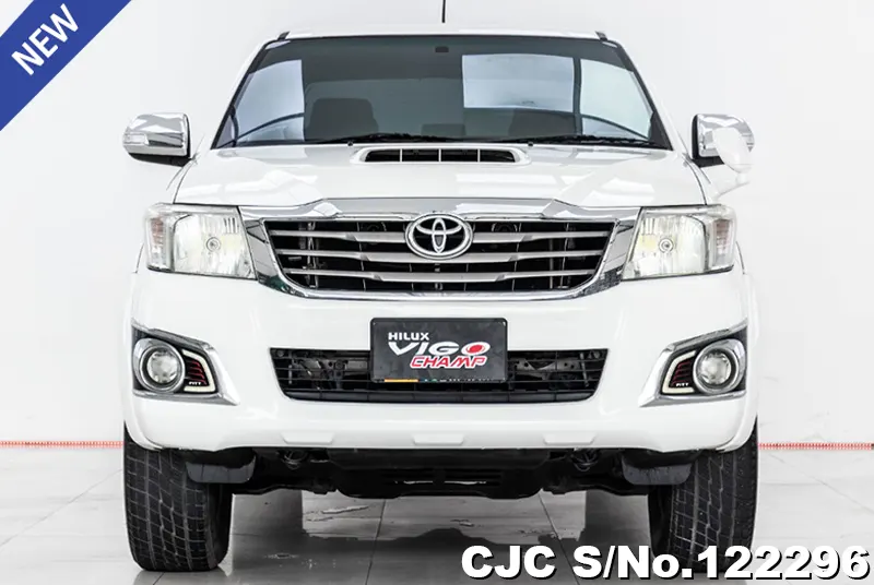 Toyota Hilux in White for Sale Image 3